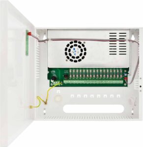 Geöffneter Verteilerkasten mit eingebautem Kühlventilator und Sicherungsleiste mit mehreren Sicherungen.