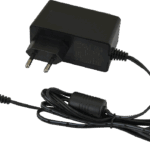 Ein schwarzes Netzteil mit europäischem Stecker und einem langen Kabel mit einem runden DC-Ausgang.