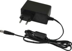 Ein schwarzes Netzteil mit europäischem Stecker und einem langen Kabel mit einem runden DC-Ausgang.