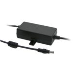 Schwarzes Netzteil mit einem abnehmbaren Gleichstrom-Stecker an einem Kabel.