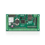 Grüne elektronische Leiterplatte mit verschiedenen Komponenten einschließlich eines Batteriehalters, Relais, Chips und Anschlussklemmen; die Platine ist als ACCO-KP von Satel gekennzeichnet.