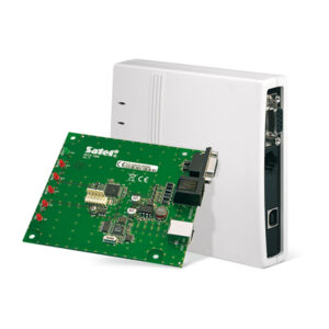 Ein grünes Leiterplattenmodul neben einem weißen Elektronikgehäuse mit mehreren Anschlüssen an der Seite.
