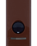 Ein brauner, rechteckiger Türgriff mit abgerundeten Ecken und einem runden Knopf in der Mitte.