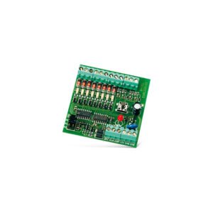 Eine grüne elektronische Leiterplatte mit mehreren integrierten Schaltkreisen, Widerständen, einem Kondensator und einem roten LED-Licht.