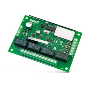 Grüne Leiterplatte mit elektronischen Bauteilen, darunter Relais, Widerstände und ein Mikrochip, mit der Aufschrift 'Satel' oben links.