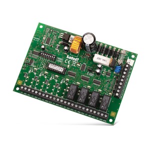 Eine grüne elektronische Schaltplatine mit mehreren schwarzen Relais und verschiedenen elektronischen Bauteilen wie Kondensatoren und Chips.