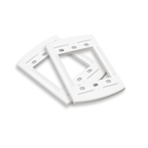 Zwei weiße Kunststoffabdeckplatten mit rechteckigen Aussparungen, übereinander liegend auf einem weißen Hintergrund.