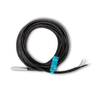Ein schwarzes Kabel mit einer metallischen Sensor-Sonde an einem Ende und freiliegenden Drähten am anderen Ende, das für elektrische Verbindungen genutzt wird.