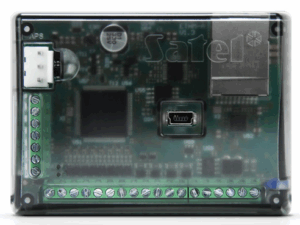Elektronische Schaltung mit verschiedenen Anschlüssen und einem USB-Port in einem transparenten Gehäuse der Marke Satel.