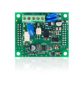 Eine grüne elektronische Leiterplatte mit verschiedenen Komponenten wie Chips, Kondensatoren und Schraubklemmen, teilweise mit blauen Drahtschlaufen verbunden.