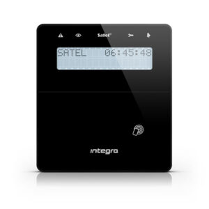 Schwarzes elektronisches Bedienfeld mit digitalem Display, das die Uhrzeit und das Wort "SATEL" anzeigt, sowie Symbolen für Auge, Sperre und Lautsprecher darüber, und der Aufschrift "Integra" darunter.