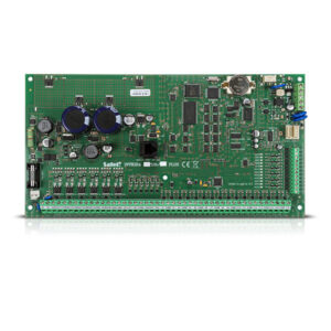 Grüne elektronische Leiterplatte mit verschiedenen elektronischen Bauteilen wie Kondensatoren, Widerständen, Chips und Anschlüssen; als "Satel INTEGRA 128 PLUS" gekennzeichnet.