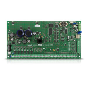 Grüne Leiterplatte mit verschiedenen elektronischen Komponenten und Chips, darunter Kondensatoren und Anschlüsse, von der Marke Satel, Modell Integra 256 Plus.