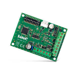 Grüne elektronische Platine mit mehreren Chips, Kondensatoren und Anschlüssen; beschriftet mit 'Satel'.
