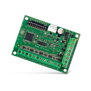 Abbildung einer grünen elektronischen Schaltplatine mit verschiedenen Steckverbindungen, Mikrochip und Komponenten, beschriftet mit 'SATEL INT-E v1.0'.