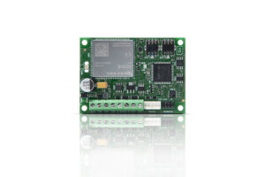 Eine grüne elektronische Leiterplatte mit mehreren integrierten Schaltkreisen, Anschlüssen und SIM-Karten-Steckplätzen, reflektiert auf einer glänzenden Oberfläche.