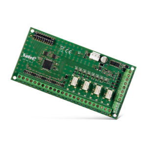 Grüne elektronische Platine mit verschiedenen Anschlüssen, einem Mikrochip und mehreren Anschlusspins, wahrscheinlich ein Sicherheits- oder Steuerungssystem-Modul von Satel.