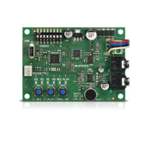 Grüne elektronische Platine mit USB-Anschluss, mehreren Tasten und Ports, sowie verschiedenen Beschriftungen wie "REC", "PLAY", und "SYSTEM".