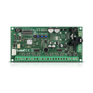 Eine grüne elektronische Schaltplatine mit mehreren Komponenten wie Kondensatoren, Anschlüssen und Schalterknöpfen, beschriftet mit 'Satel' und anderen technischen Daten.