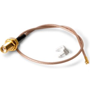 Koaxialkabel mit einem goldfarbenen Stecker und einem weißen Kunststoffhalter daneben auf weißem Hintergrund.