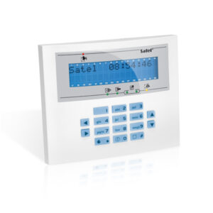 Ein weißes Sicherheitsbedienfeld mit einem blauen Bildschirm, auf dem "Satel" und eine Uhrzeit angezeigt werden, sowie darunter eine numerische Tastatur mit alphabetischen Tasten und Funktionstasten.
