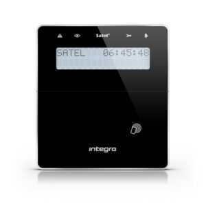 Ein schwarzes Bedienfeld eines Alarmsystems der Marke Satel mit Digitalanzeige und Symbolen für Alarm, Auge und Schlüssel oben.