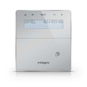 Digitales Bedienfeld mit einem Display, das "SATEL" und eine Uhrzeit anzeigt, auf einem eleganten weißen Gehäuse mit Aufschrift "integro" unten.