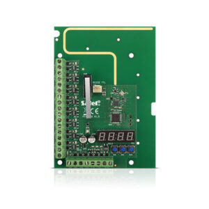 Eine grüne elektronische Leiterplatte mit mehreren Anschlusspunkten, digitalen Anzeige-LEDs und Tasten, sowie einem Aufdruck "Satel" und anderen Markierungen.