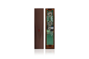 Brauner Magnetsensor, eine Hälfte mit Abdeckung und eine ohne, zeigt die interne Elektronik mit einem Schaltkreis und Batteriefach.