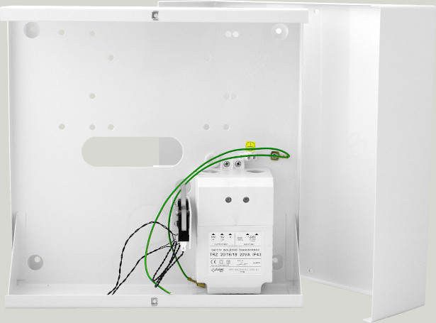 Ein offener, weißer Metallkasten mit einem elektrischen Bauteil und mehreren grünen und schwarzen Kabeln im Inneren.