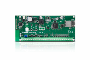 Grüne elektronische Leiterplatte mit verschiedenen Komponenten, darunter Kondensatoren, Steckerleisten und ein Ethernet-Anschluss auf der rechten Seite. Auf der Platine befindet sich der Aufdruck "Satel PERFECTA 32 IP".