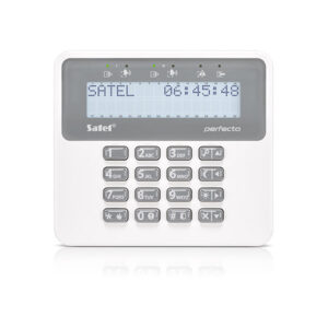 Ein weißes Bedienfeld mit Tastenfeld und Display zeigt "SATEL" und eine Uhrzeit an. Es hat beleuchtete Symbole oben auf dem Display.