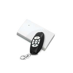 Ein schwarzer Fernbedienungsschlüsselanhänger mit vier Tasten liegt vor einem weißen elektronischen Gerät.
