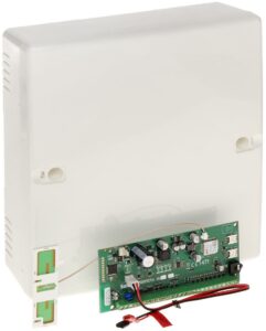 Weiße Kunststoffbox mit einer herausragenden grünen Leiterplatte, die elektronische Bauteile und Kabelverbindungen enthält.