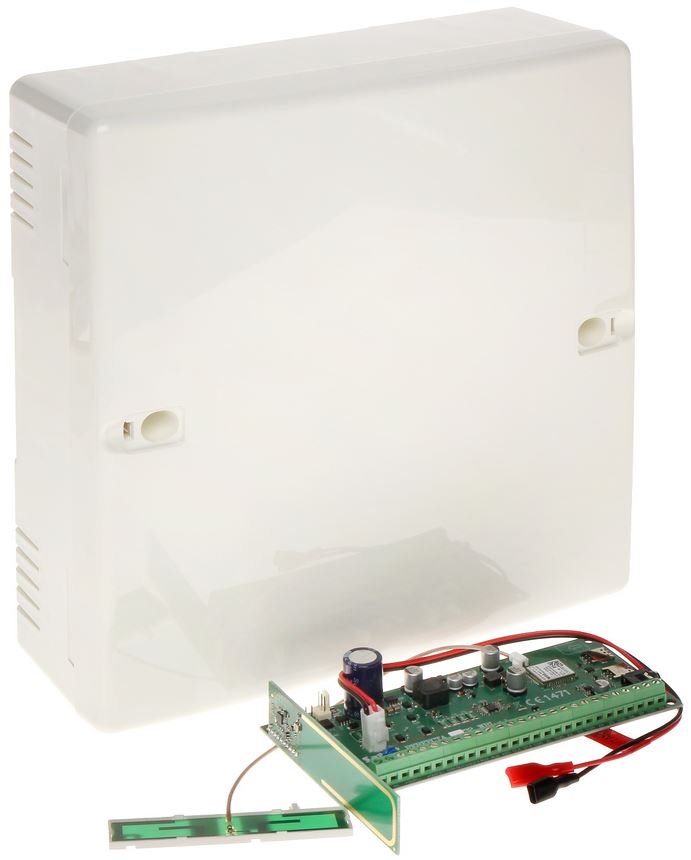 Eine weiße Kunststoffgehäusebox mit einer elektronischen Leiterplatte und Drähten davor auf einem weißen Hintergrund.