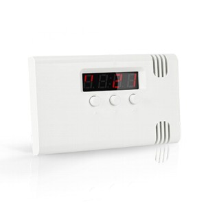 Ein weißes Wandthermostat mit digitalem Display und drei runden Tasten darunter.