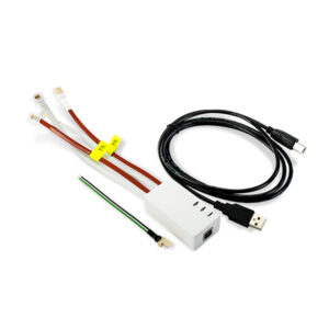 Ein USB-Adapter mit mehreren Kabeln, darunter zwei TTL-Anschlusskabel mit Etiketten, ein USB-Kabel und ein zusätzliches Kabel mit einem kleinen Stecker, auf einem weißen Hintergrund.