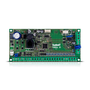Eine grüne elektronische Schaltplatine mit verschiedenen elektronischen Komponenten, darunter Steckverbinder, Widerstände und Kondensatoren, und der Aufschrift 'Satel VERSA 10'.