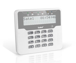 Ein weißes Alarmbedienfeld mit Tasten und einem LCD-Display, das die Marke Satel und eine Uhrzeit anzeigt.