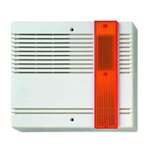 Ein weißer Feuermelder mit vertikalen Lüftungsschlitzen und einem roten Alarmlicht an der rechten Seite.