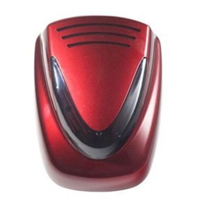 Ein roter, aerodynamisch geformter Türschutz für ein Motorrad, mit einem zentralen schwarzen V-förmigen Akzent und Lüftungsschlitzen.