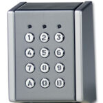 Ein silbernes Tastenfeld mit 12 Tasten in einem 3x4-Layout, gekennzeichnet mit den Zahlen 1 bis 9 und den Buchstaben A bis D.