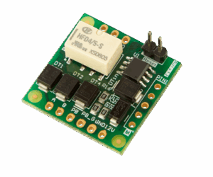 Ein grünes elektronisches Modul mit mehreren integrierten Schaltkreisen, Kondensatoren und einem Relais auf einer Platine.