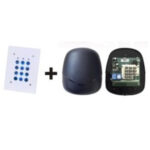 Eine weiße Wandplatte mit blauen Tasten neben einem schwarzen Gerät mit geöffnetem Gehäuse, das elektronische Schaltkreise zeigt.