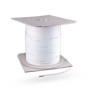 Eine Rolle weißes Kabel, das auf einer Spule aus Pappe aufgerollt ist.