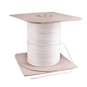 Eine Rolle weißes Kabel auf einem großen Kartonspulenkern, bereit für die Verwendung in Elektroinstallationen.