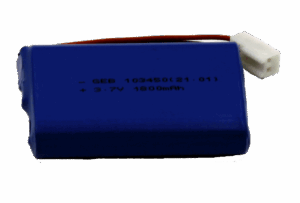 Ein blauer Lithium-Polymer-Akku mit der Aufschrift „GEB 103450(21.01) + 3.7V 1800mAh“, der an einem weißen Stecker endet.
