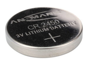 Nahaufnahme einer CR 2450 3V Lithium-Knopfzellenbatterie von Ansmann mit sichtbarem Pluszeichen auf der Oberseite.