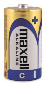 Nahaufnahme einer Maxell Alkalinebatterie der Größe C, mit goldener und blauer Farbgebung und Pluspol sichtbar.