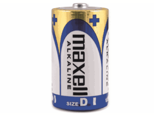 Eine Maxell Alkaline-Batterie in Größe D vor einem gelben Hintergrund, mit blauen und goldenen Markierungen.